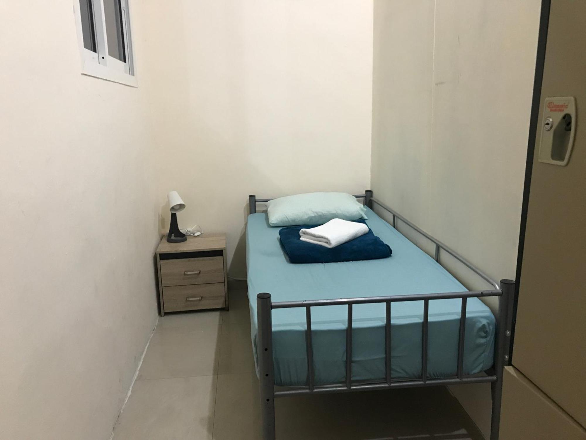 Backpacker'S Bed - No Parking Space Αμπού Ντάμπι Εξωτερικό φωτογραφία